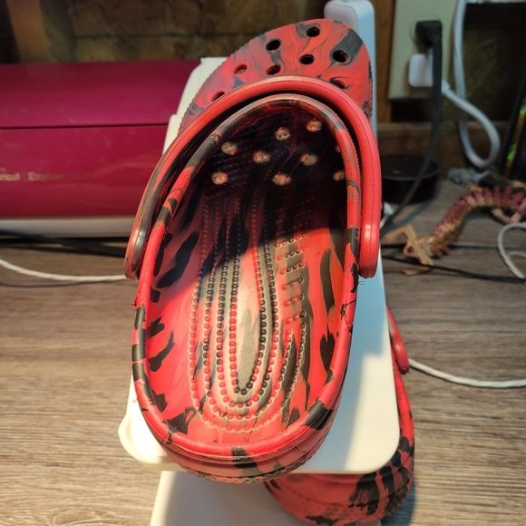 CROCS NWOT Red & Black Tie Dye Slip On Shoes Size Junior 5 Unisex - Picture 2 of 5